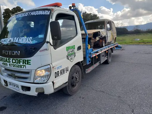 Camión grúa Foton de Grúas Cofré con vehículo en plataforma