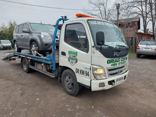Grúa plataforma trasladando SUV gris en Curicó