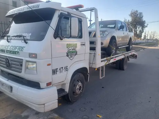 Grúa Volkswagen de Grúas Cofré con camioneta blanca