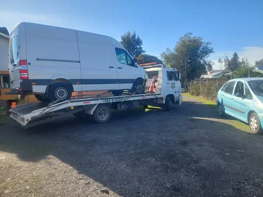 Traslado de furgón blanco en grúa