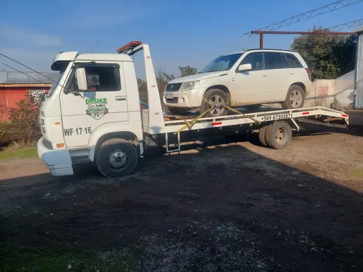 Grúa Cofré con SUV blanco sobre la plataforma