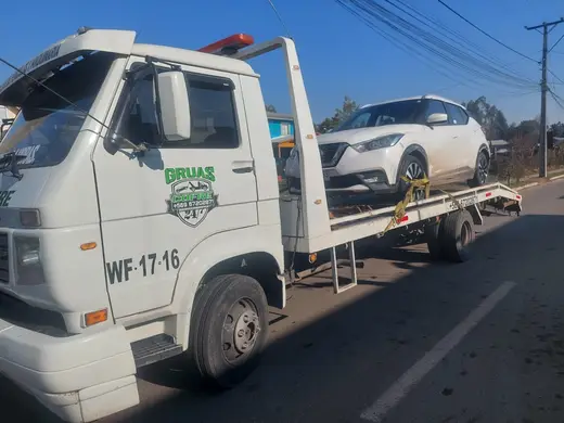 Remolque de auto blanco en carretera de Curicó