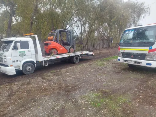 Traslado de grúa horquilla naranja