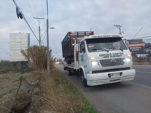 Camión grúa de Grúas Cofré en la ruta