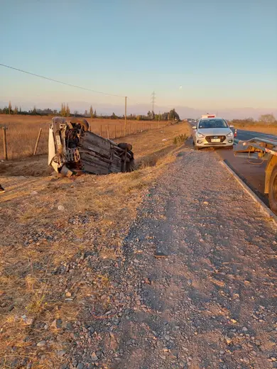 Rescate de vehículo volcado en camino rural