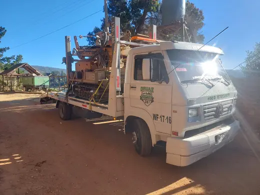 Traslado de maquinaria en grúa plataforma